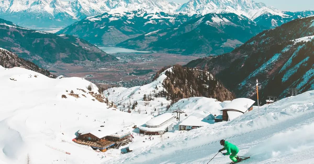 Comparatif : Skis freeride vs Skis de piste