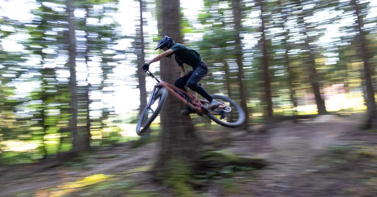 Guide pratique pour débuter en VTT de descente en toute sécurité