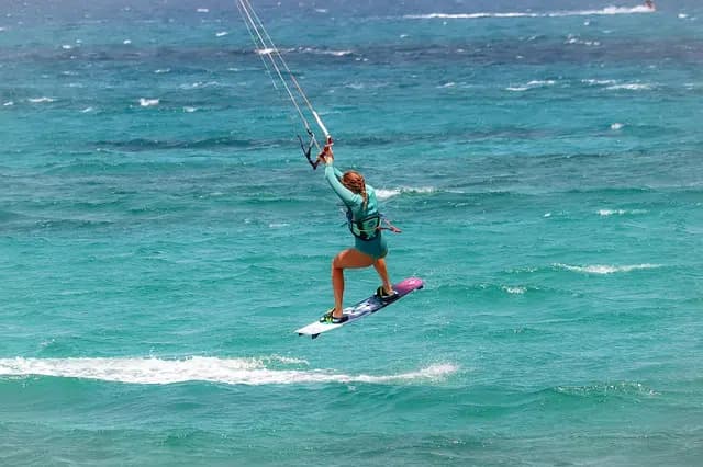 Comment choisir le meilleur équipement pour pratiquer le kitesurf