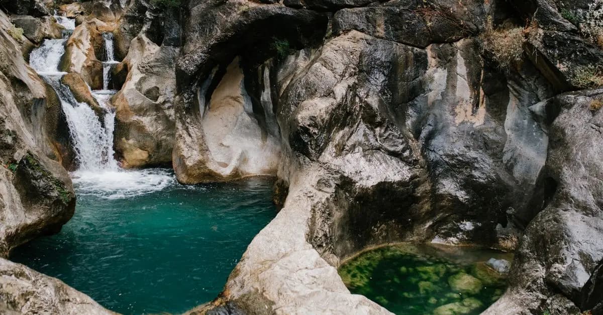 Canyoning ou escalade : lequel choisir pour l'été ?